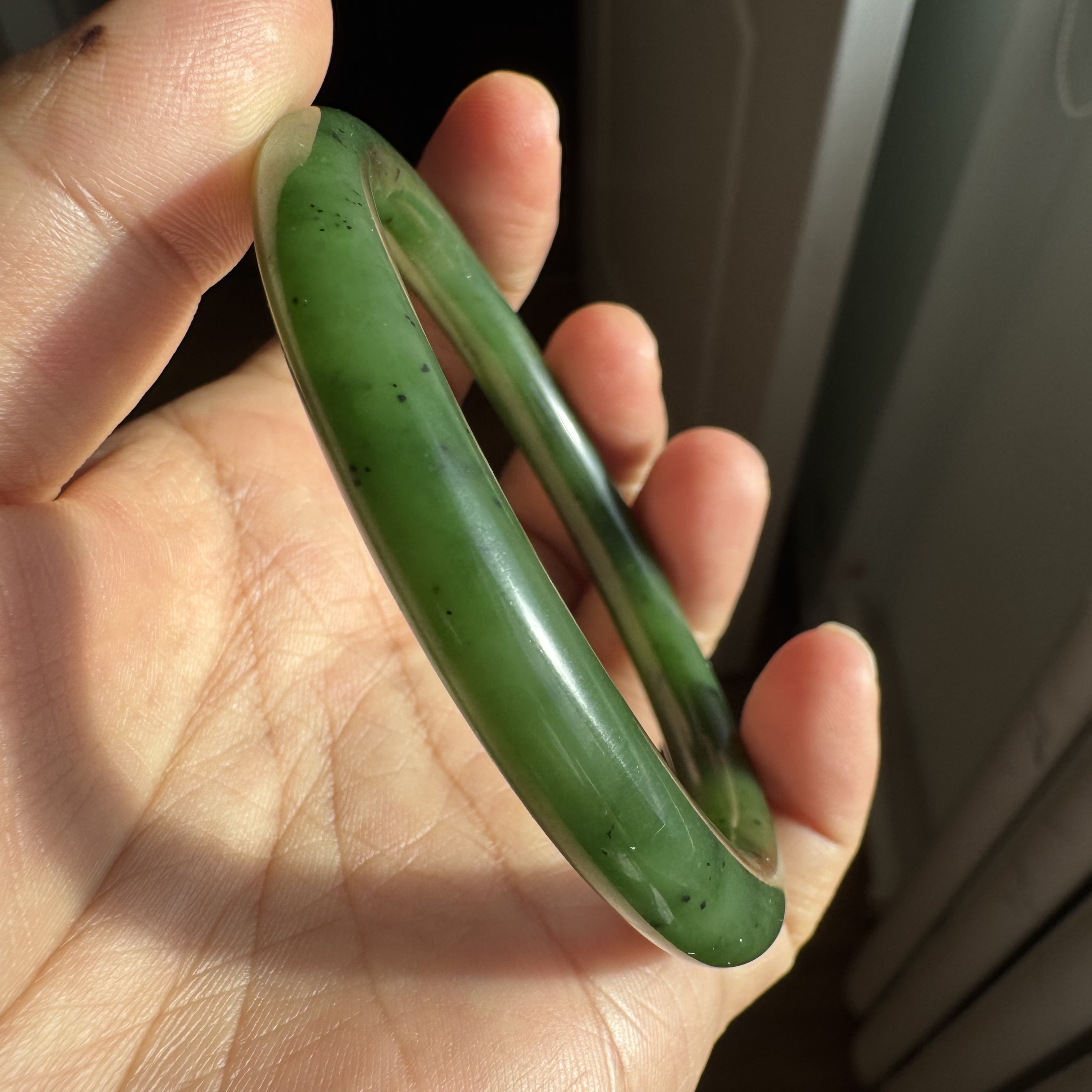 58圈俄料和田玉碧玉手镯老料菠菜绿辣绿有黑点无棉裂圆条美人镯