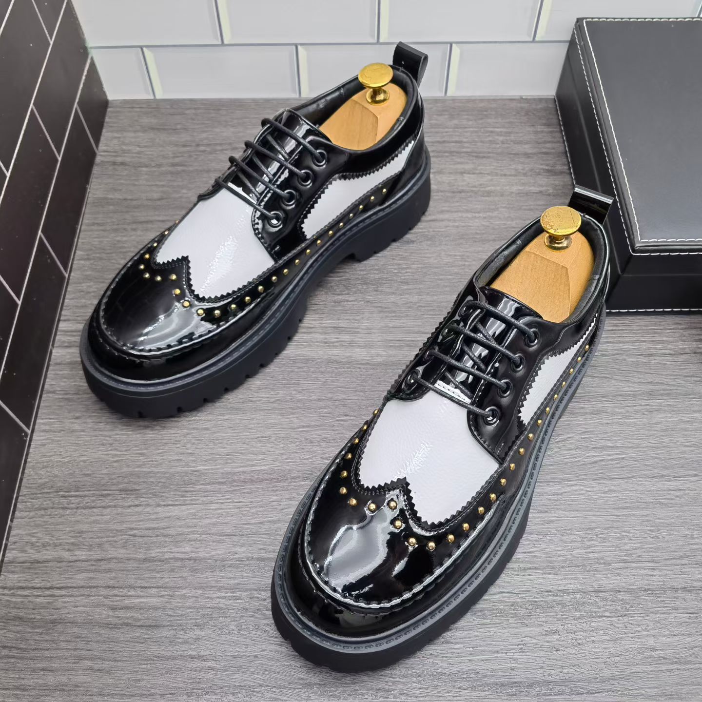 2026春季新款男士漆皮厚底增高休闲皮鞋原创设计款铆钉时尚乐福鞋