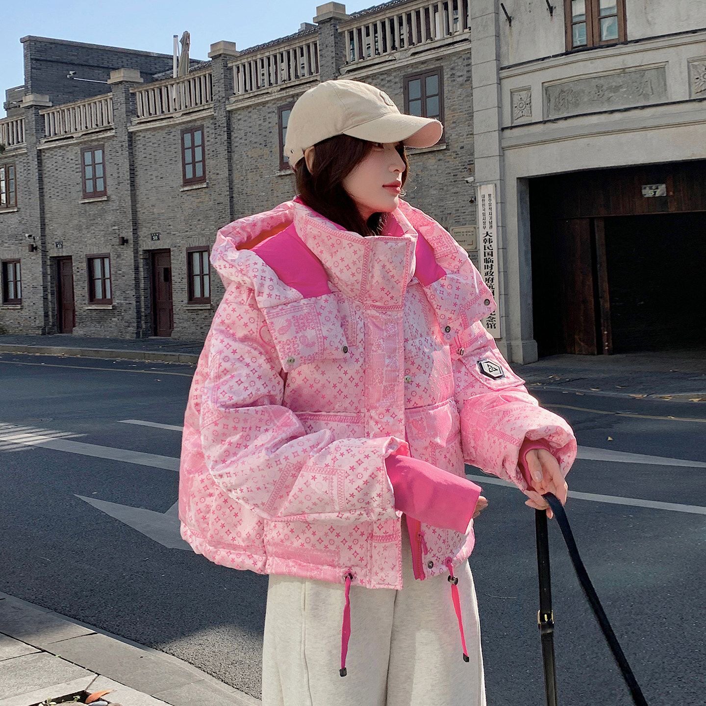 短款羽绒服粉色印花加厚休闲风宽松设计感2026新款拼色冬装外套女
