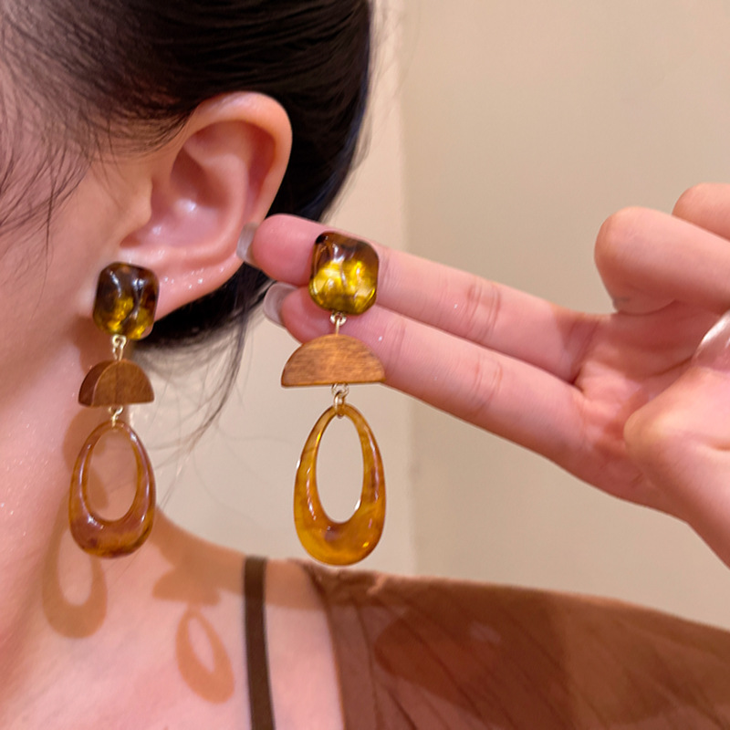秋冬款御姐王妃琥珀色水滴形耳环女港风复古百搭气质几何形耳钉