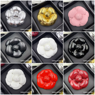 高档山茶花胸针设计感轻奢小香风真皮超定型花朵流行饰品胸花新款