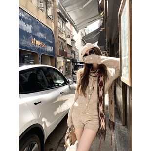 Thas9i九亿 燕麦奶兔 软糯亲肤修身羊毛破洞针织开衫弹力短裤套装