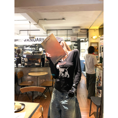 Thas9i九亿 小狗失乐园 V领修身后背镂空设计袋鼠扣袋印花上衣