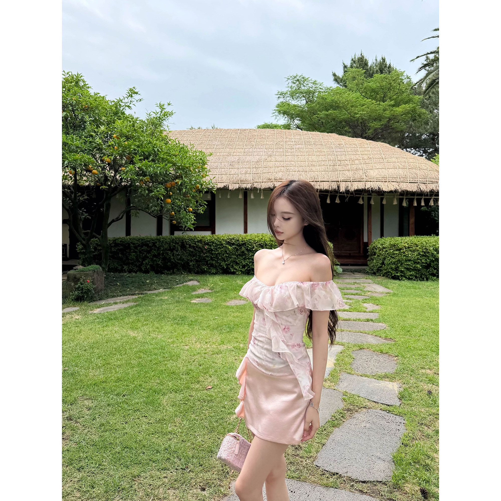 Thas9i九亿玫瑰花印花一字肩荷叶边飘带修身露肩上衣图片