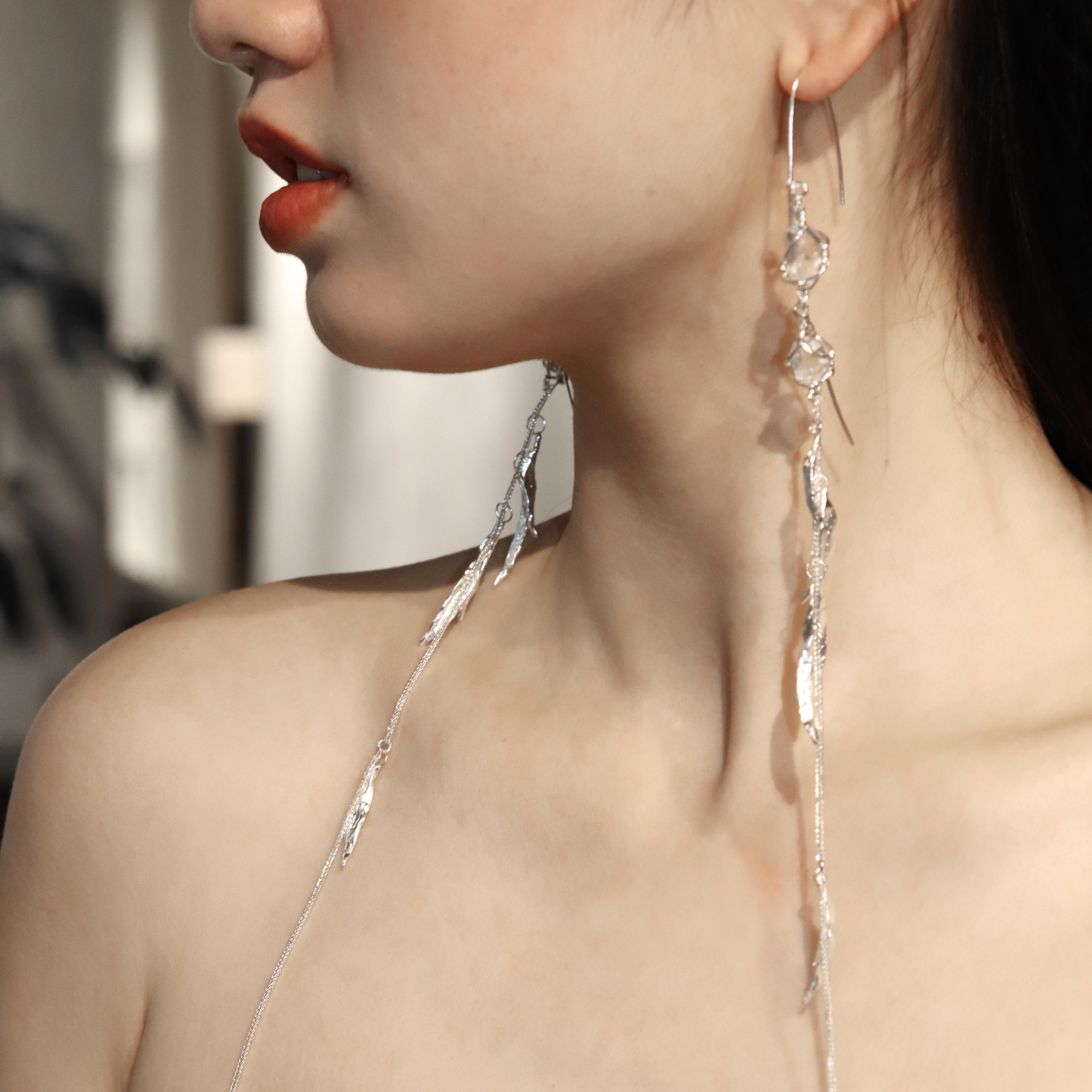 東黑三白/ 寒栖叶 s930纯银原创设计感水晶超长款流苏步摇耳钉勾