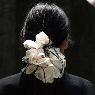 芙蓉弱柳 東黑三白 百搭原创设计感黑蝴蝶结弹力大肠发圈绳饰