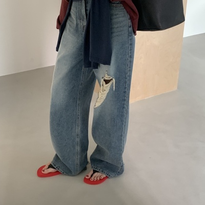 TRUE破洞宽松休闲直筒牛仔裤