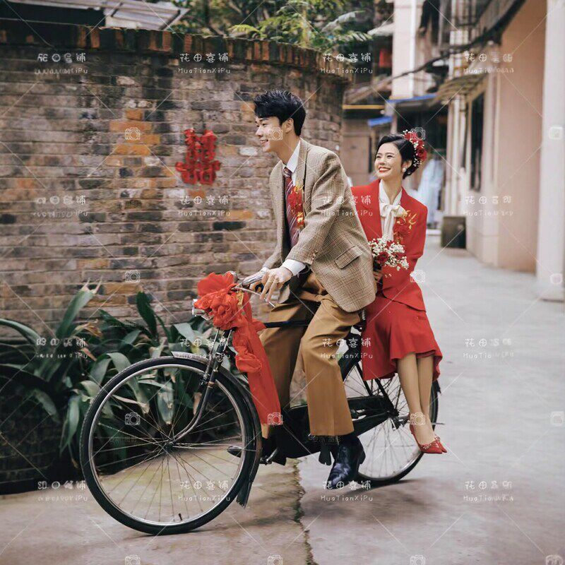 新红色复古港风爸妈80年代结婚怀旧礼服主题婚纱照相馆情侣拍照服