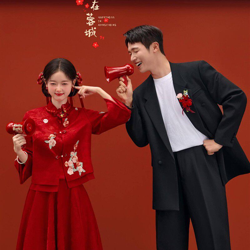 2025影楼情侣新款轻覆古新中式国风外景喜嫁小众婚纱照礼服摄影服