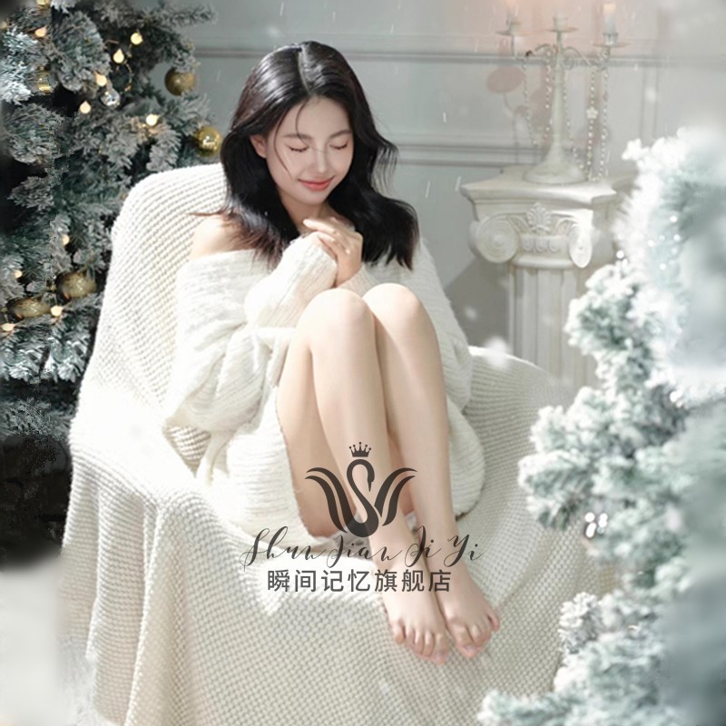 韩系简约纯欲风少女白色毛衣影楼圣诞拍照主题氛围感雪景摄影服装