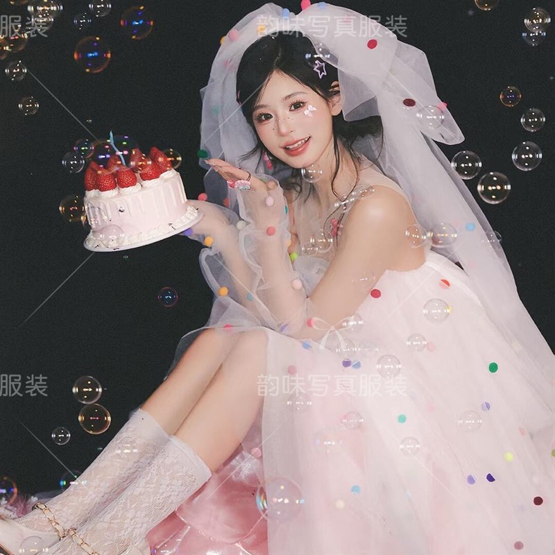 新款照相馆主题粉色婚纱韩系画报公主多巴胺少女氛围生日摄影写真