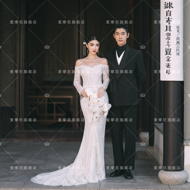 2026新款影楼主题复古新中式园林风白色蕾丝鱼尾礼服外景婚纱照