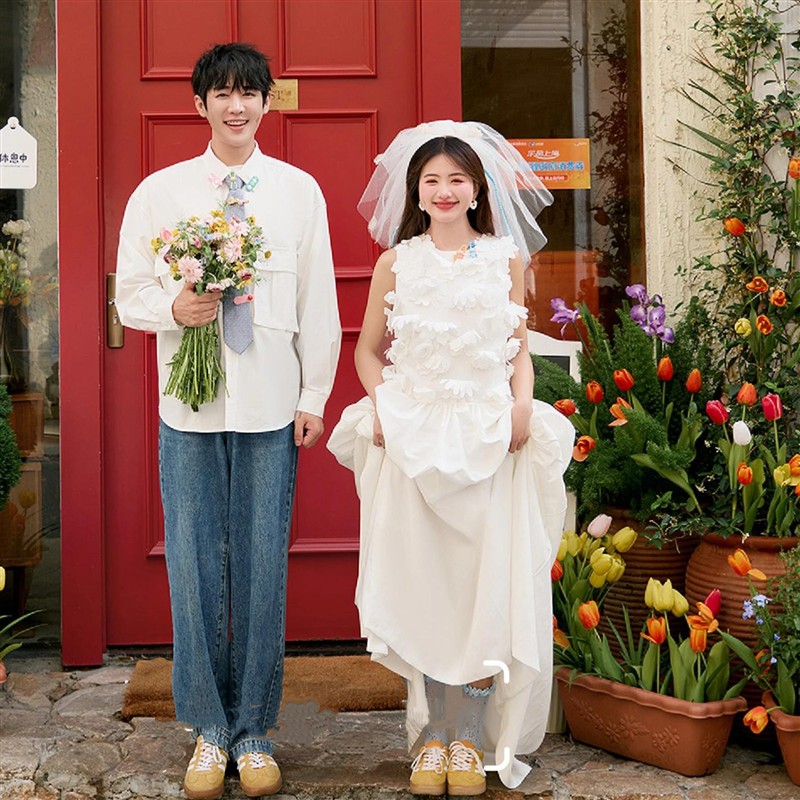 新款影楼主题韩式简约小众白色小清新情侣婚纱照街拍高级感礼服裙