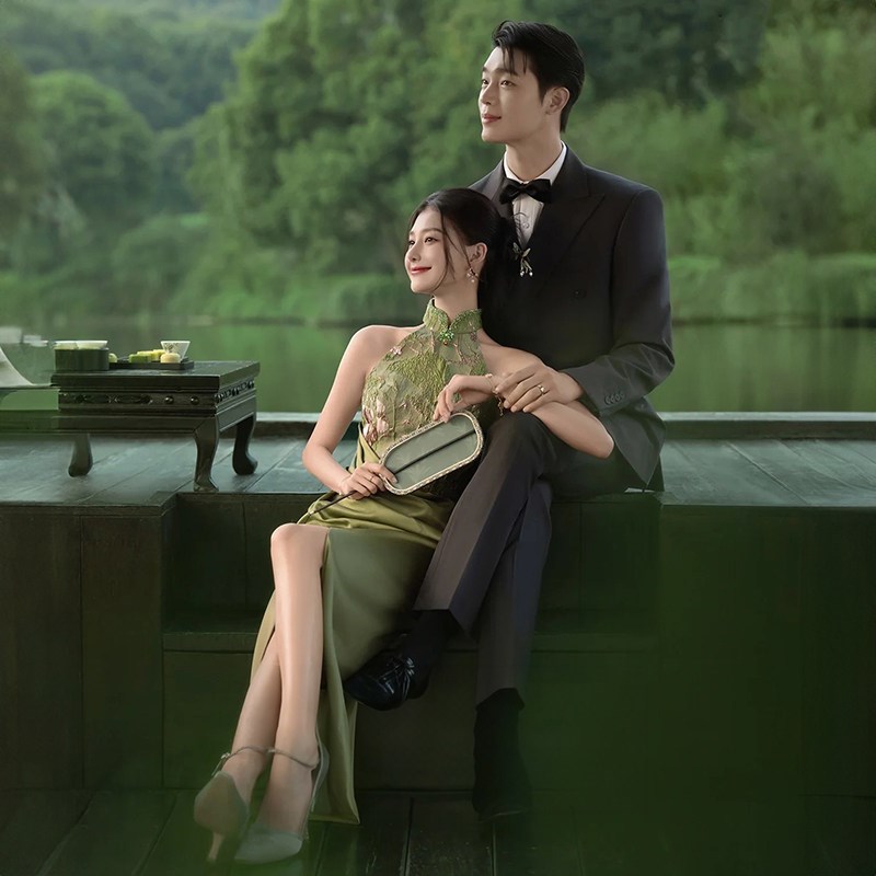 照相馆新中式国风改良旗袍绿色晨袍新娘外拍结婚订婚设计感挂颈礼