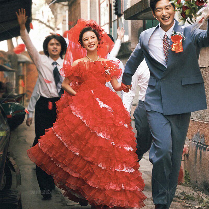 影楼新款红色复古80年代婚纱港风街拍多层荷叶边礼服写真摄影服装