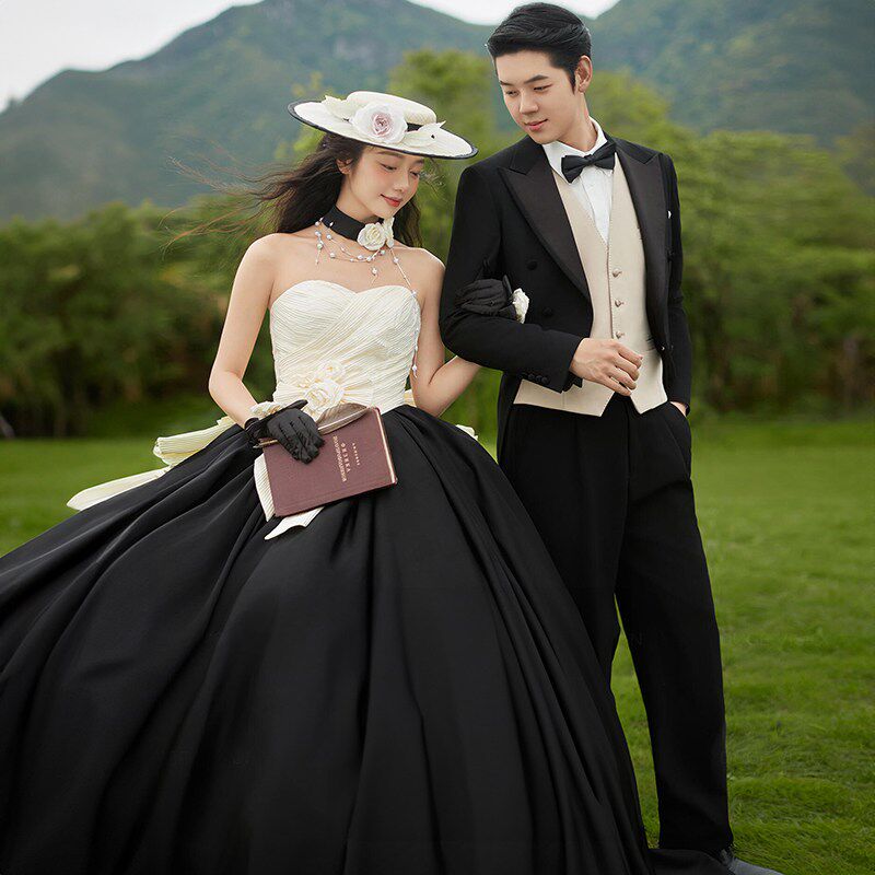 照相馆拍照主题服装情侣摄影复古外景草坪婚纱抹胸缎面黑白法式礼