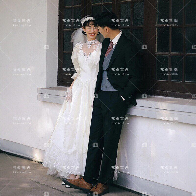 照相馆复古怀旧喜嫁婚纱港风蕾丝花边双肩白婚纱照相馆主题拍照轻