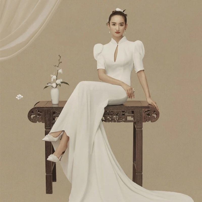 照相馆拍照主题服装情侣修身大露背短袖礼服内景工笔画缎面鱼尾婚