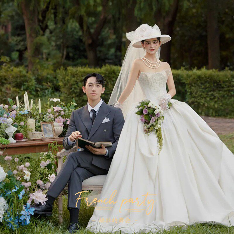 新款影楼主题抹胸白色缎面轻法式拖尾庄园草坪婚纱照摄影拍照礼服