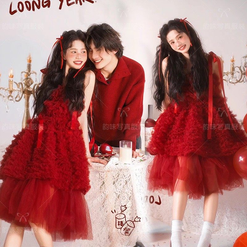 24年影楼新款新年喜庆红色套装情侣拍照生日主题写真艺术照摄影服