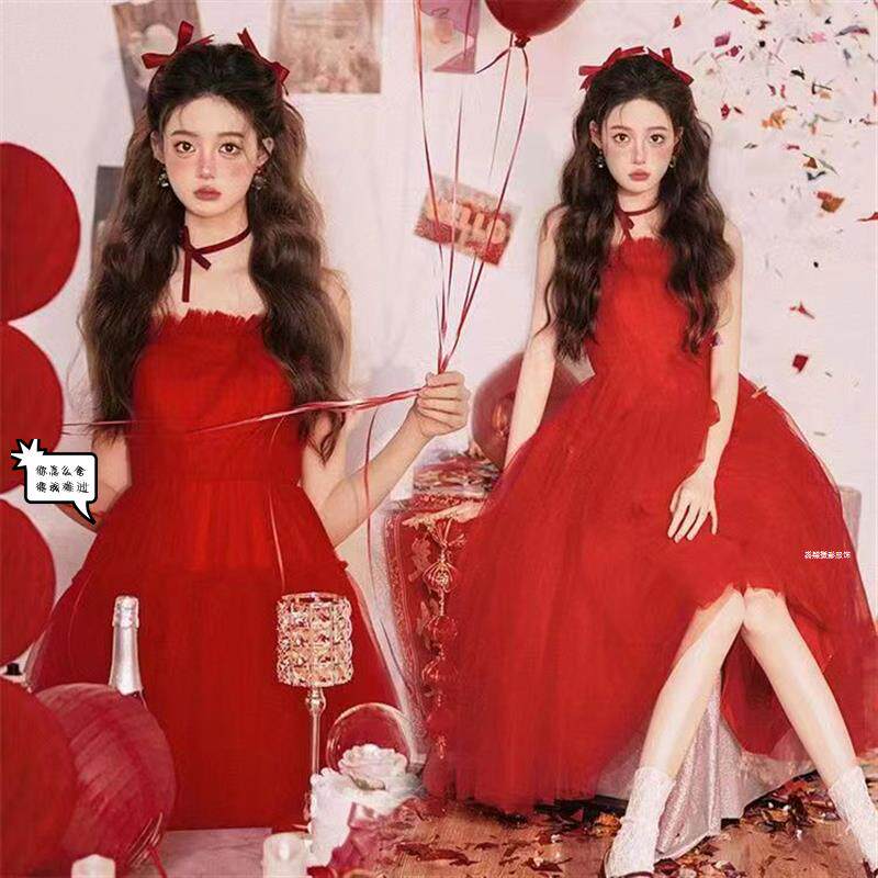 新款红色纱裙俏皮少女生日主题韩系画报风写真氛围感艺术照摄影服