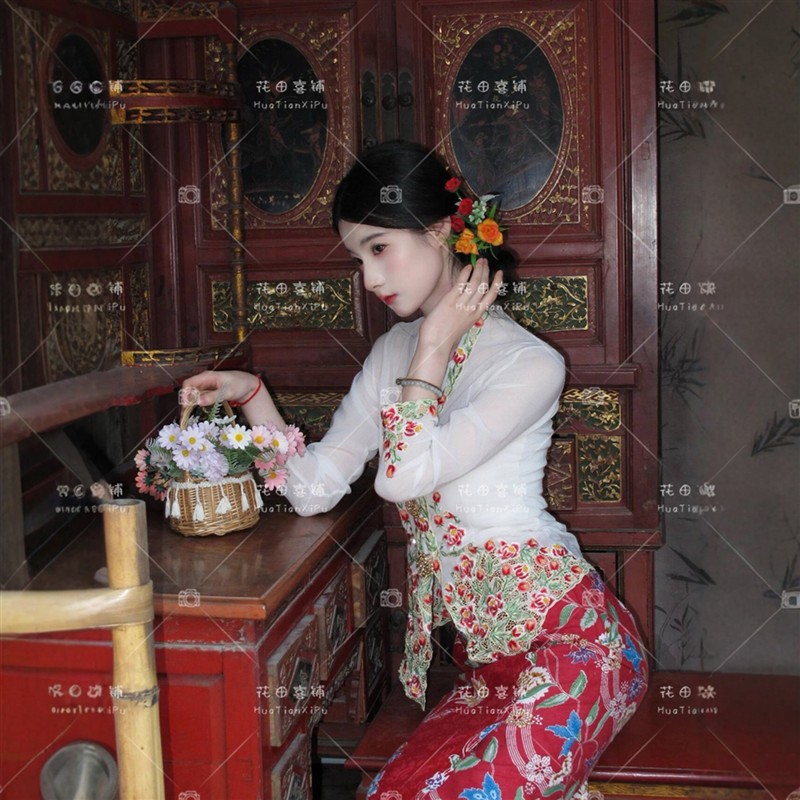 新款小娘惹服饰重工刺绣花边修身气质淑女傣族民族风写真拍照套装