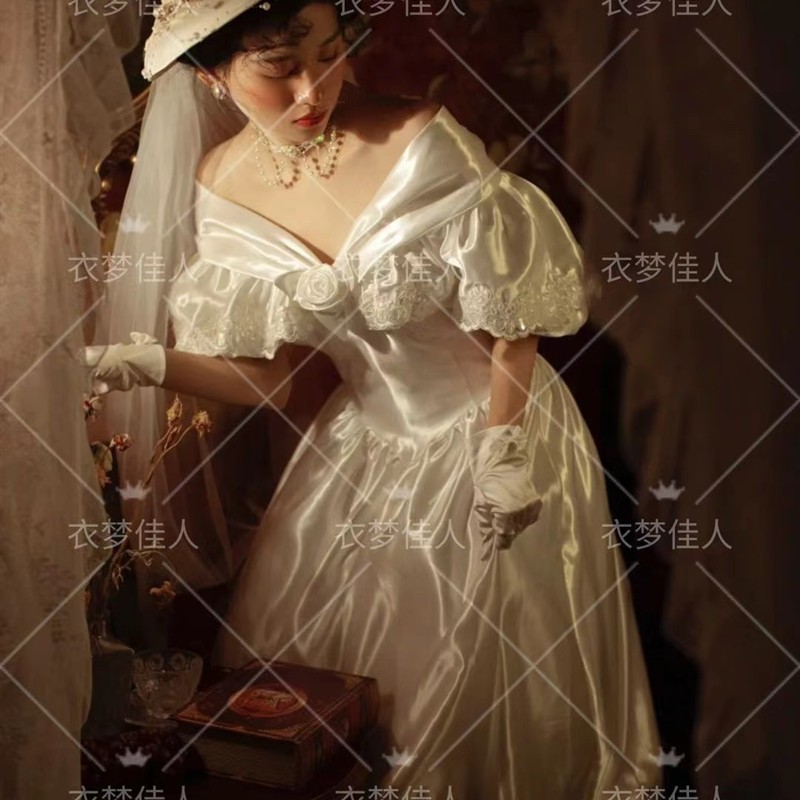 新款复古港风宫廷礼服白色少女法式缎面婚纱照相馆主题拍照写真服