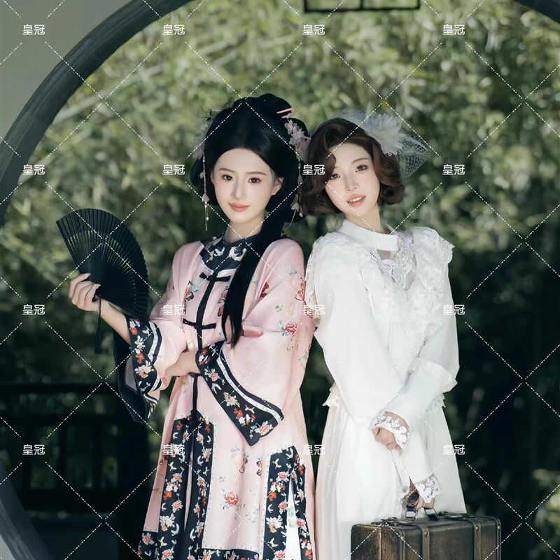 留洋大小姐和清汉服女闺蜜写真汉服格格宫廷风套装外景旅拍摄影服