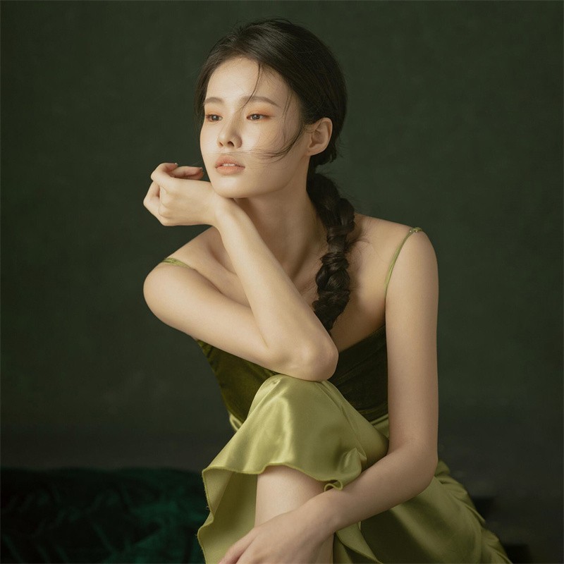 照相馆新中式晨拍礼服绿色晨袍女新娘高级感性感缎抹胸敬酒服洋装