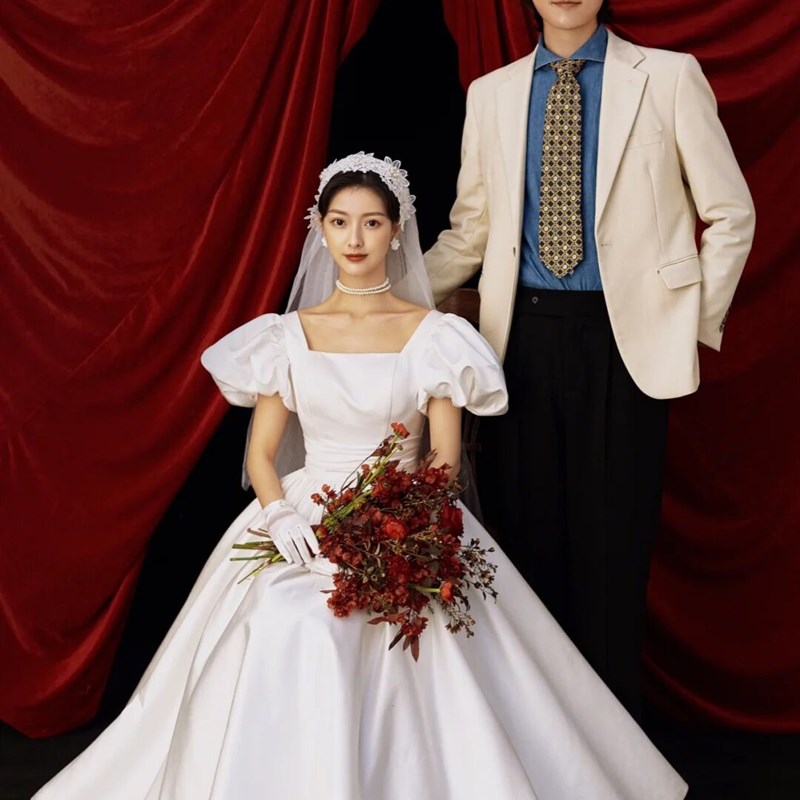影楼主题复古拍照写真赫本风礼服白色缎面简约泡泡袖婚纱情侣服装