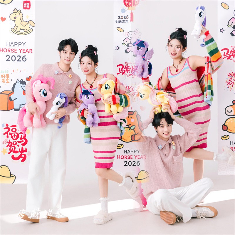 2026马年主题影楼服装彩色条纹摄影新年拍照情侣活力鬼马孕妇少女