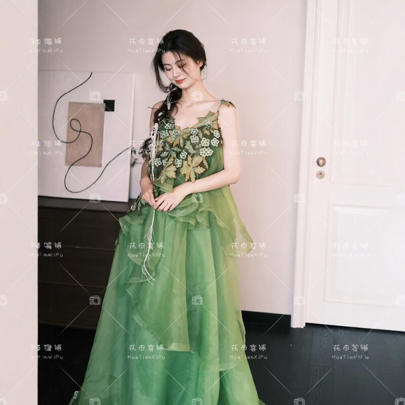 绿色晨袍女2026新款高级感超仙森系新娘订婚礼裙设计感小众敬酒服