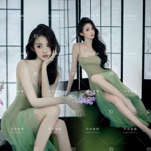 2025新款影楼新中式清冷感写真室内复古东方韵味绿色连衣裙艺术照