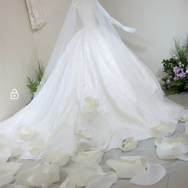 超重工公主风婚纱一字肩无袖披肩白色立体花朵装饰长裙大码