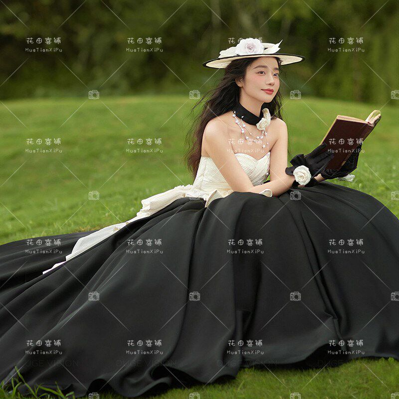 照相馆拍照主题服装情侣摄影复古外景草坪婚纱抹胸缎面黑白法式礼