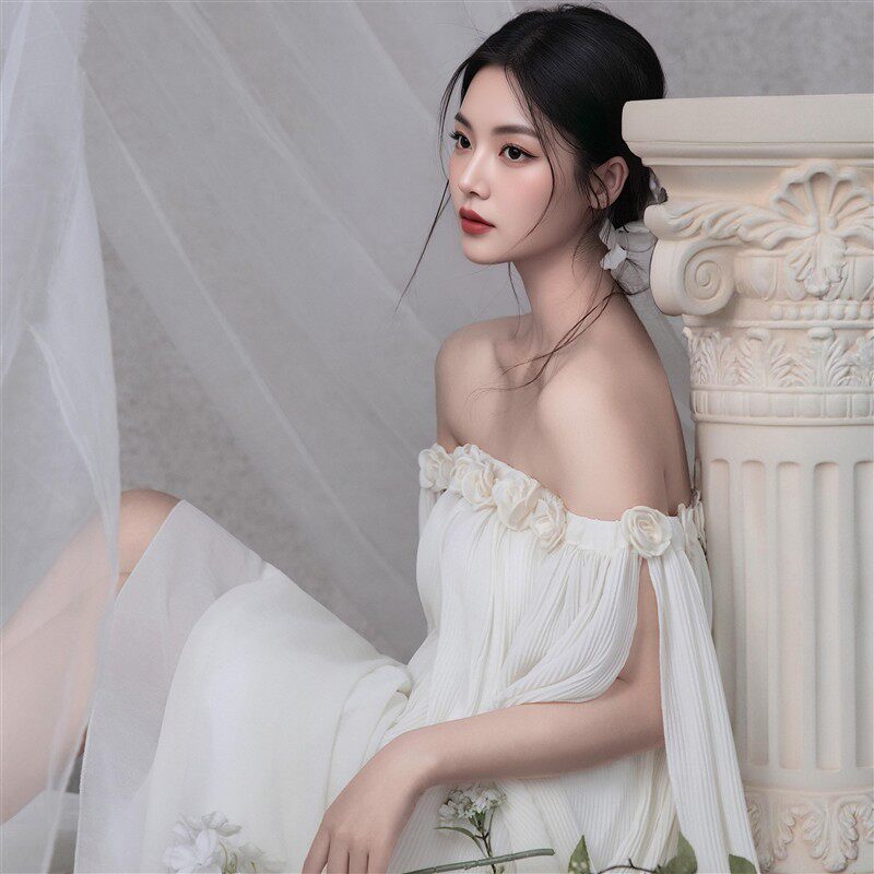 2026法式温柔风一字肩飘带婚纱女白色立体花朵拖地轻婚纱摄影服装