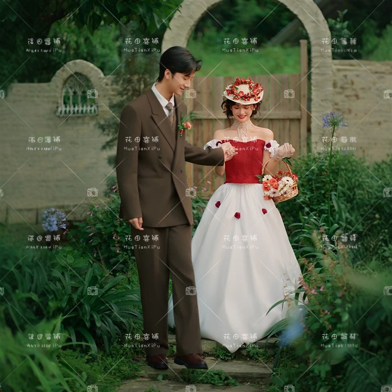 照相馆新款婚纱礼服小众红色敬酒服新娘晨袍法式复古一字肩旅拍服