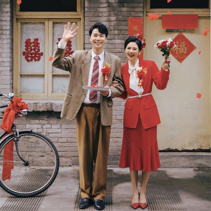 新红色复古港风爸妈80年代结婚怀旧礼服主题婚纱照相馆情侣拍照服