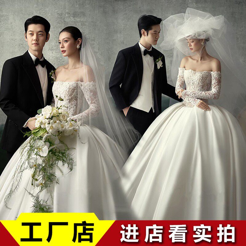 影楼室内复古拍照主题服装法式简约一字肩拖尾缎面油画风婚纱礼服