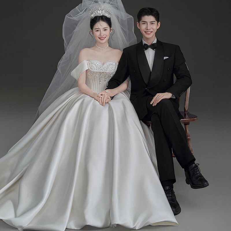 影楼主题服装新款情侣写真韩式室内拍照摄影礼服缎面拖尾抹胸婚纱
