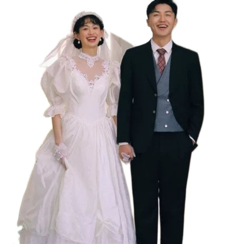 照相馆复古怀旧喜嫁婚纱港风蕾丝花边双肩白婚纱照相馆主题拍照轻