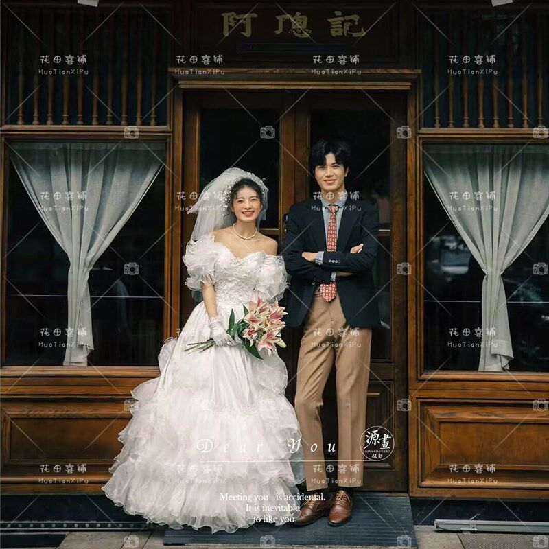 影楼港风年代感新款蓬蓬裙街拍复古蕾丝文艺旅拍婚纱照摄影白纱