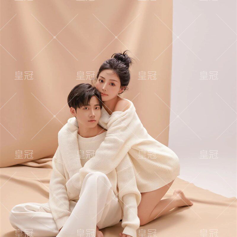 新款照相馆韩系情侣写真摄影慵懒风毛衣室内简约小清新拍照主题服