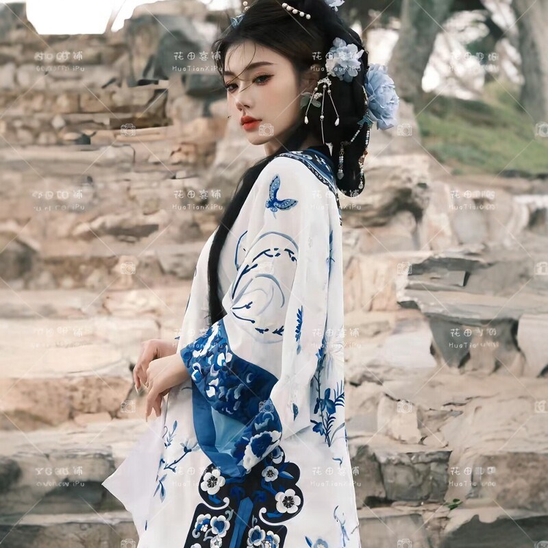 照相馆新中式国风清汉女改良汉服青花瓷格格服马面裙套装旅拍摄影