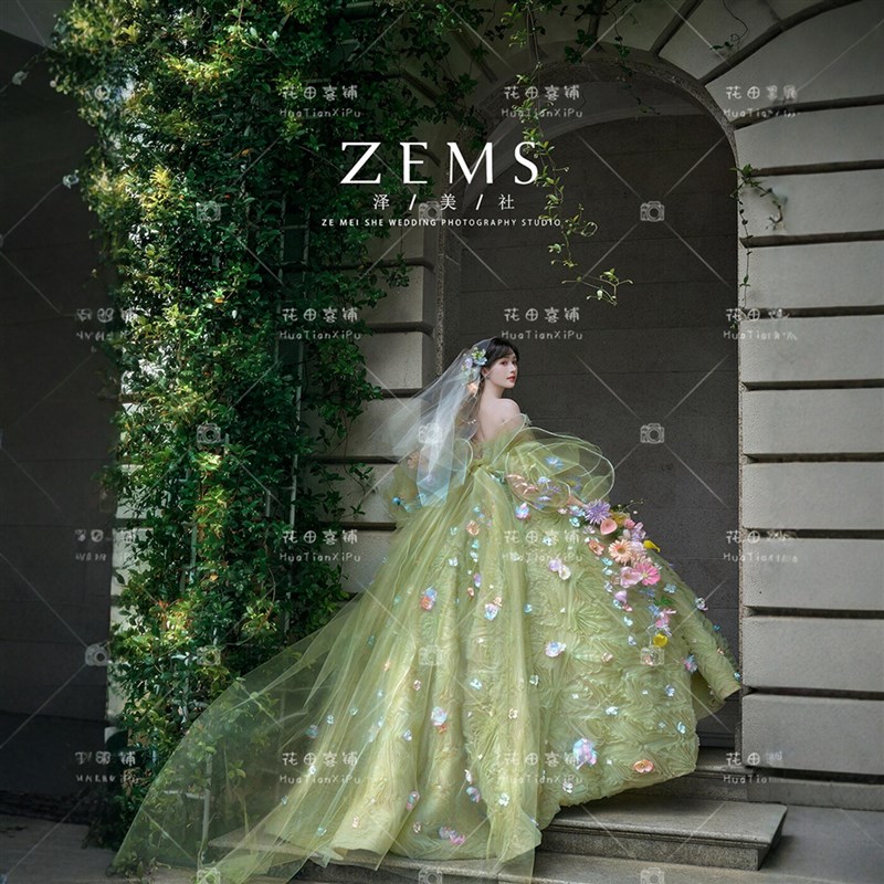 新款照相馆拍照主题服装绿色抹胸花朵拖尾旅拍彩纱森系城堡婚纱礼