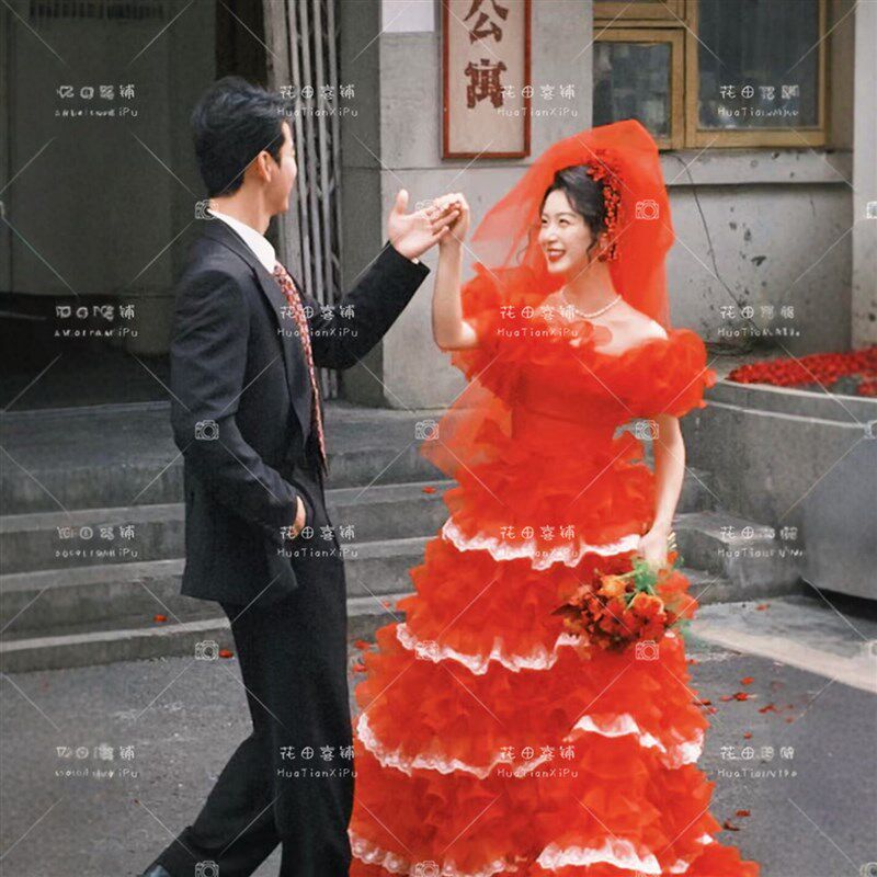 2026新款照相馆红色喜嫁复古婚纱港风氛围感80年代婚纱照摄影服装