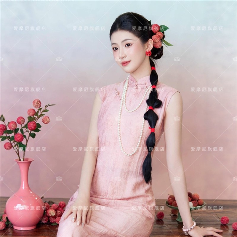 2026新款荔枝写真新中式粉色国风改良旗袍气质温柔风艺术摄影服饰图片