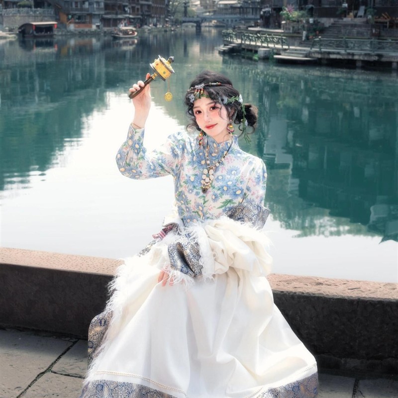 新款网红藏服套装云南丽江小清新少女藏族藏袍民族风特色写真旅拍