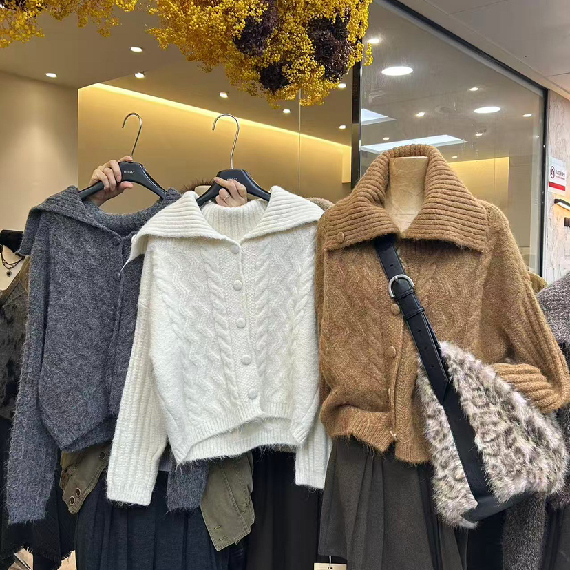 MOST-冬上新温柔奶油色翻领保暖毛衣804