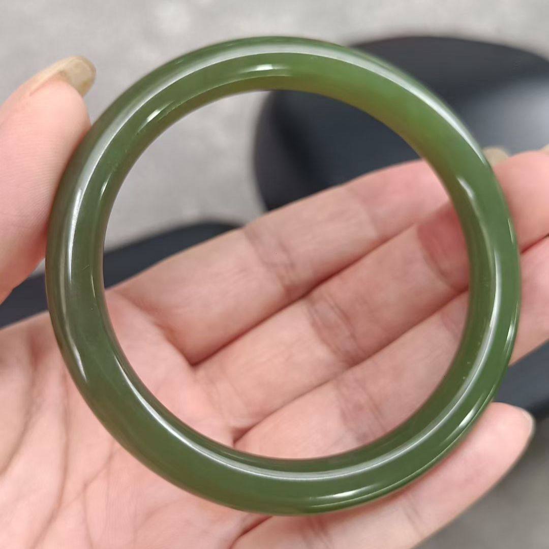 老店推荐新疆和田玉青黄正装圆条手镯色泽纯净细腻密度高油性十足